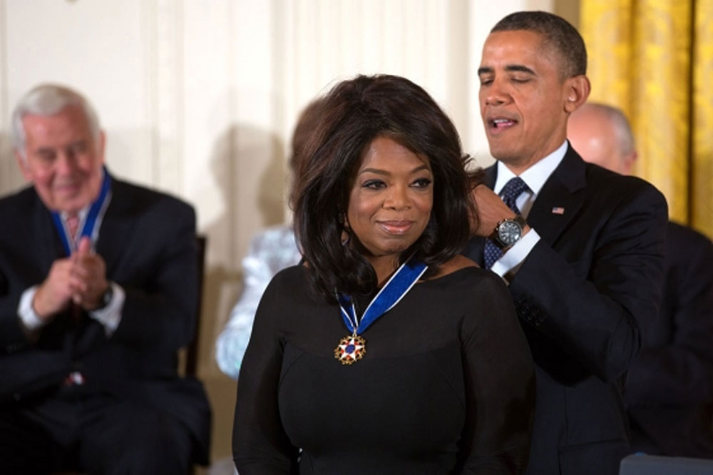 President Barack Obama presents Oprah Winfrey with the Medal of Freedom